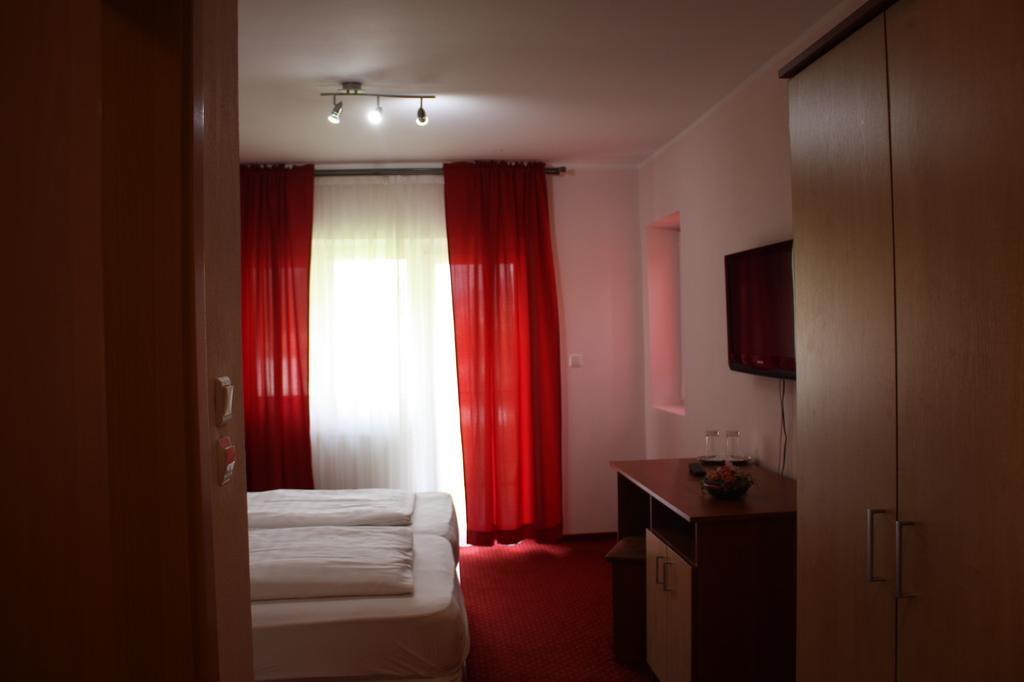 Pensiune Safrane Baile Herculane Room photo